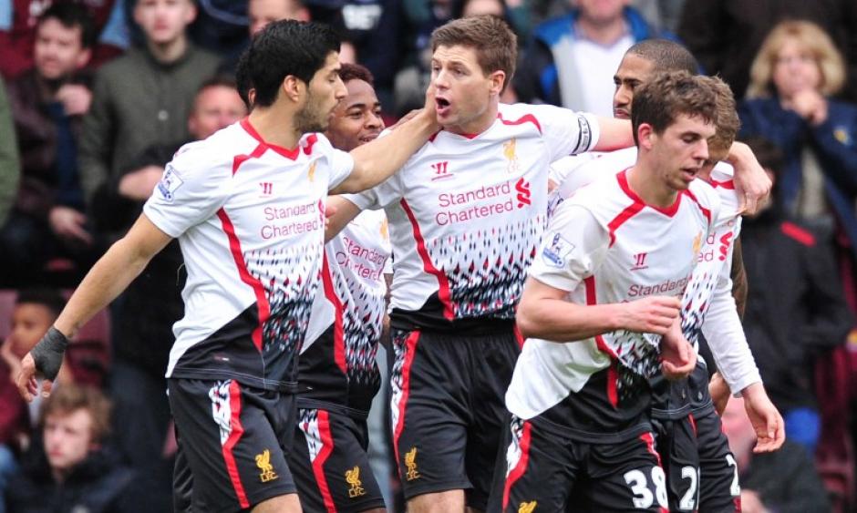 El Liverpool sigue de l&iacute;der tras derrotar de visita al West Ham por 1-2. (Foto: AFP)