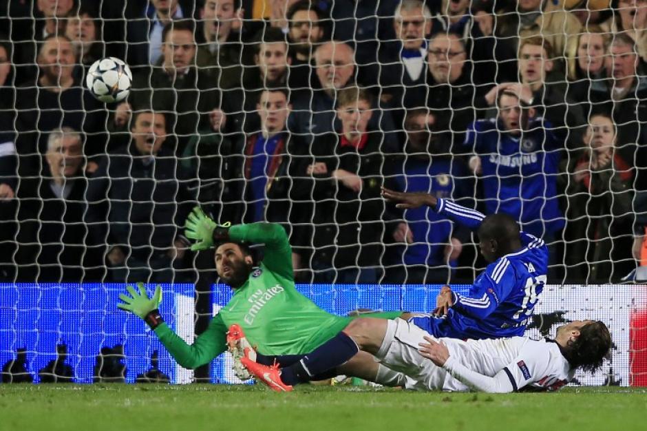 El franc&eacute;s Demba Ba consigue el gol de &uacute;ltimo minuto para el Chelsea que vence y elimina al PSG de los cuartos de Champions League. (Foto: AFP)