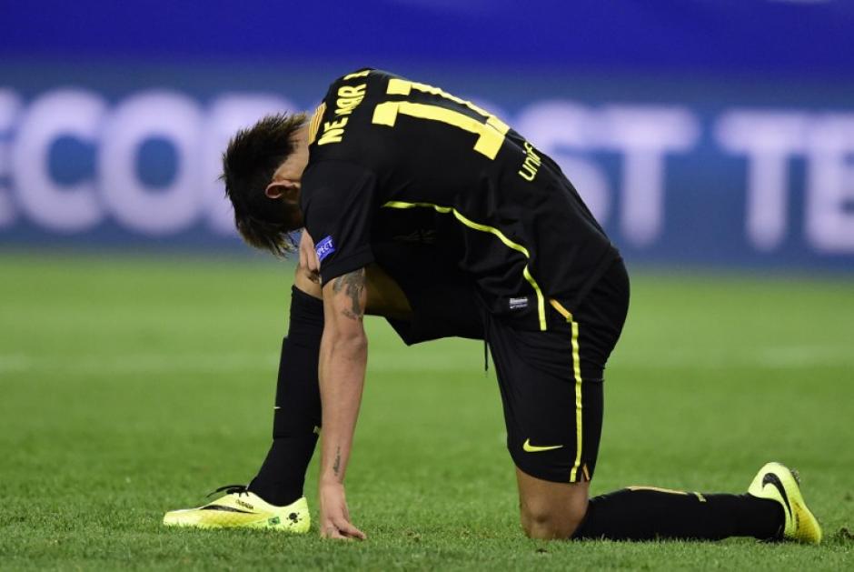 Neymar luce desconsolado por la eliminaci&oacute;n del Barcelona. (Foto: AFP)