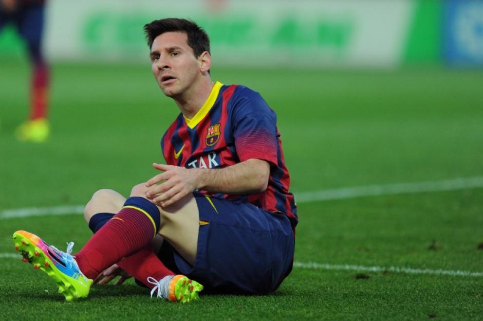 Messi se lamenta desde el piso en un juego en el que tuvo una marca bastante fuerte. (Foto: AFP)