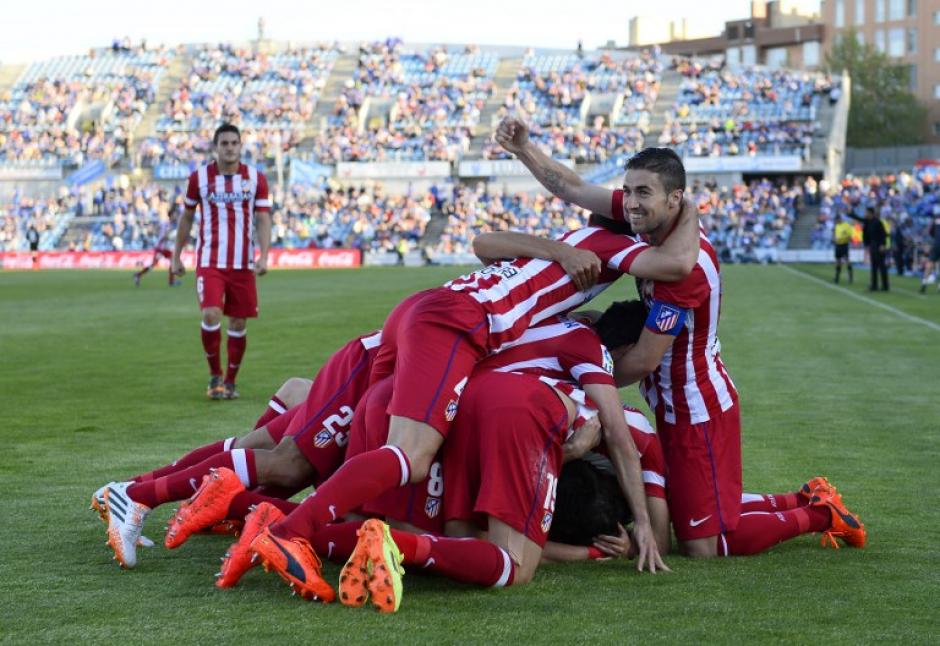 El defensa uruguayo del Atl&eacute;tico de Madrid Diego God&iacute;n celebra con sus compa&ntilde;eros con una "molotera" tras anotar. (Foto: AFP)