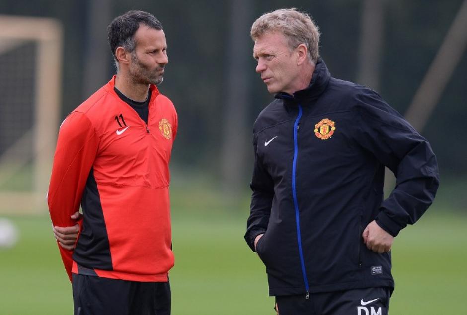 Ryan Giggs y David Moyes conversan durante uno de los &uacute;ltimos entrenamientos de Moyes con el Manchester United. (Foto: AFP)