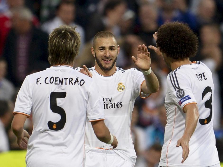 Pepe y Coentrao felicitan a Benzema, quien al minuto 19 puso el 1-0 con el que el Madrid derrot&oacute; al Bayern. (Foto: AFP)