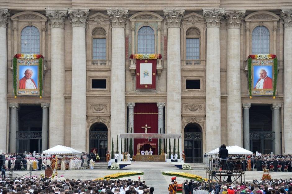 En la Plaza de San Pedro, miles de cat&oacute;licos vivieron la canonizaci&oacute;n de los dos Papas, San Juan Pablo II y San Juan XXIII. (Foto: AFP)
