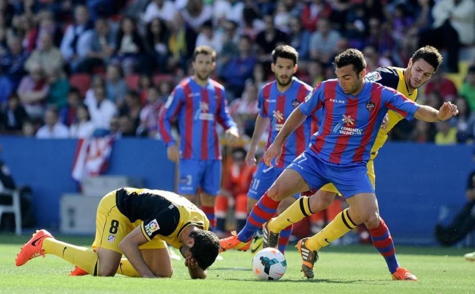 Ra&uacute;l Garc&iacute;a se lamenta en una de las jugadas del encuentro que perdieron 2-0 ante el Levante y que pone en riesgo la Liga. (Foto: AFP)