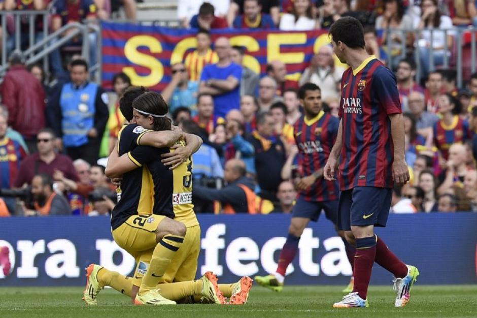 Los jugadores del Atl&eacute;tico celebran el 1-1 colocado por God&iacute;n mientras Messi los ve desconsolado. (Foto: AFP)