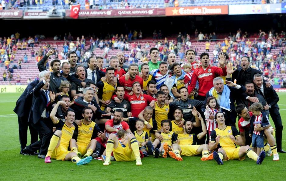 La plantilla del Atl&eacute;tico celebra en el c&eacute;sped del Camp Nou su d&eacute;cima Liga. (Foto: AFP)