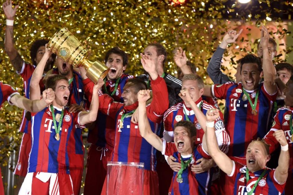 El conjunto del Bayern Munich celebr&oacute; su segundo t&iacute;tulo de la temporada tras derrotar al Borussia Dortmund en la pr&oacute;rroga. (Foto: AFP)
