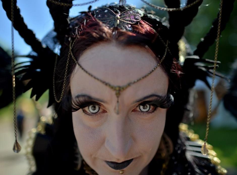 Una joven mujer lleva un traje de fantas&iacute;a oscura para el Wave-Gothic de Leipzig-Markkleeberg, Alemania.&nbsp;(Foto: AFP/HENDRIK SCHMIDT)