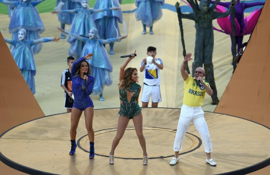 Claudia Leitte, Jennifer L&oacute;pez y Pitbull, en el momento estelar de la inauguraci&oacute;n. (Foto: AFP)