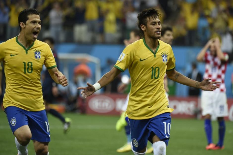 Todas las esperanzas de Brasil estaban puestas en &eacute;l, y en el primer partido cumpli&oacute;. El segundo gol lo hizo Neymar. (Foto: AFP)