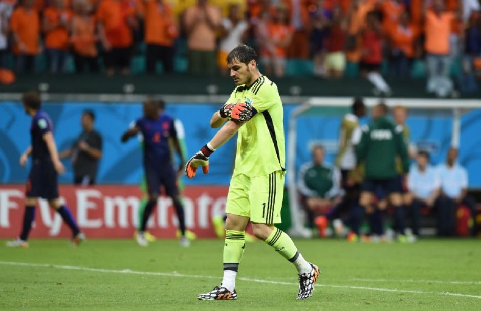 Casillas cumpli&oacute; con su rol de capit&aacute;n, asumi&oacute; parte de la culpa y anim&oacute; a sus compa&ntilde;eros tras la derrota ante Holanda. (Foto: AFP)
