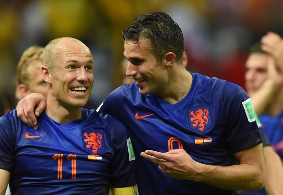 La pareja m&aacute;s explosiva del partido. Dobletes de Arjen Robben y Robin Van Persie para la victoria de los "tulipanes". (Foto: AFP)