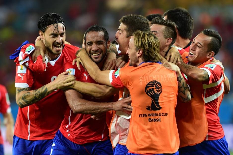 Los chilenos celebran el 3-1 conseguido por Beausejour que signific&oacute; su primer triunfo en el Munidal. (Foto: AFP)
