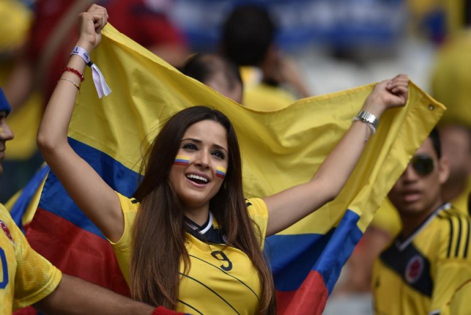 Una Fan de Colombia sostiene su bandera nacional antes de un partido del Grupo C de f&uacute;tbol entre Colombia y Grecia en el Mineir&atilde;o, en Belo Horizonte Arena durante la Copa Mundial de la FIFA 2014 el 14 de junio de 2014. (Foto: AFP/ ARIS MESSINIS)