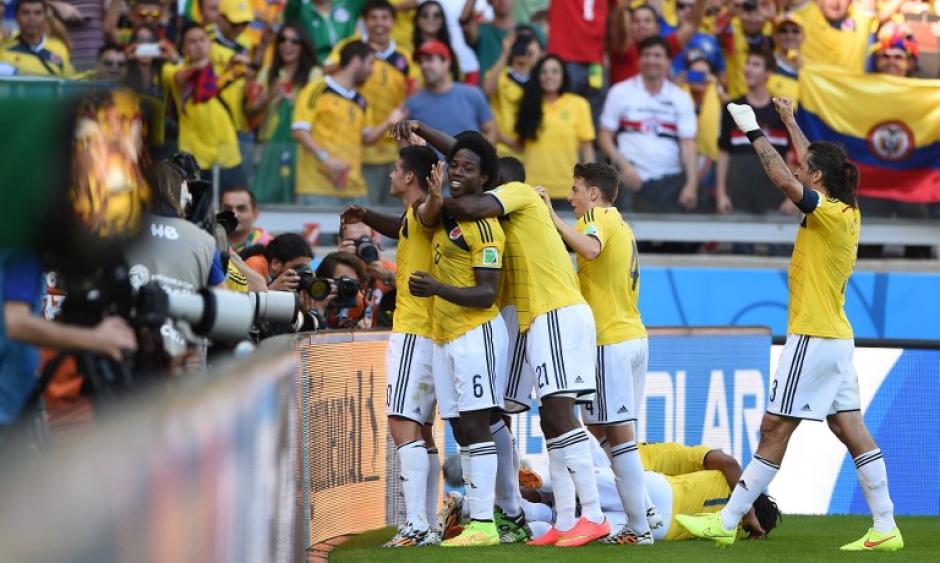 Colombia celebra el gol de James Rodr&iacute;guez, que signific&oacute; el 3-0 definitivo ante Grecia. (Foto: AFP)