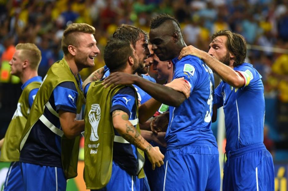 Pirlo y Balotelli celebran junto a los jugadores de la banca italiana tras el 2-1 a favor de Italia marcado por "S&uacute;per Mario". (Foto: AFP)