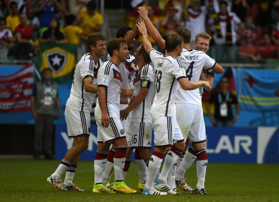 Los alemanes celebran el definitivo 4-0 sobre Portugal, anotado por Thomas M&uuml;ller, quien hizo un triplete. (Foto: AFP)