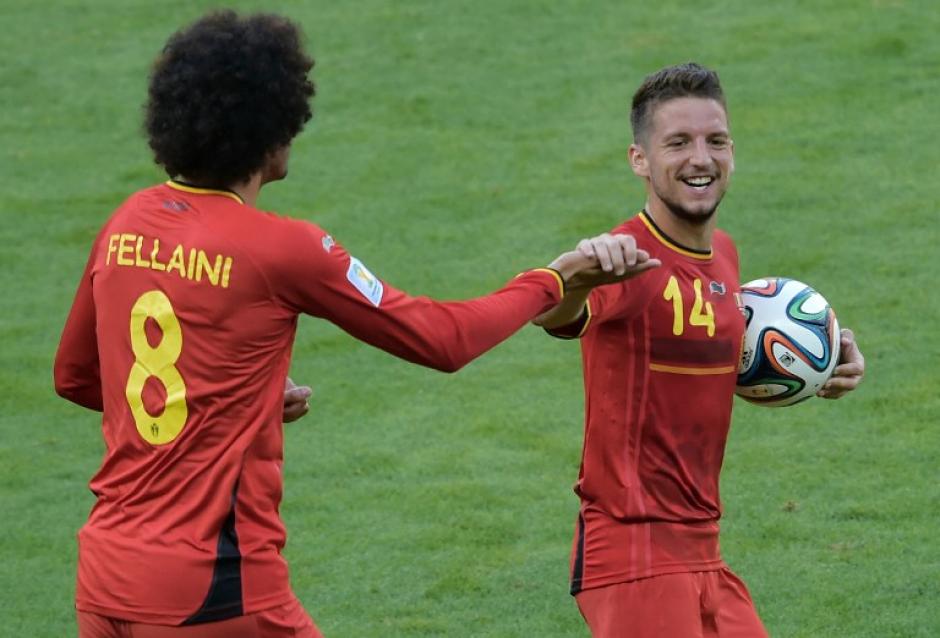 Fellaini y Mertens, los dos anotadores de B&eacute;lgica ante Argelia celebran el 2-1 definitivo que les dio la victoria. (Foto: AFP)