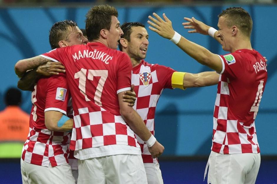 Abrazos de gol. Los croatas celebraron as&iacute; el primer tanto ante Camer&uacute;n, obra de Ivica Olic. (Foto: AFP)