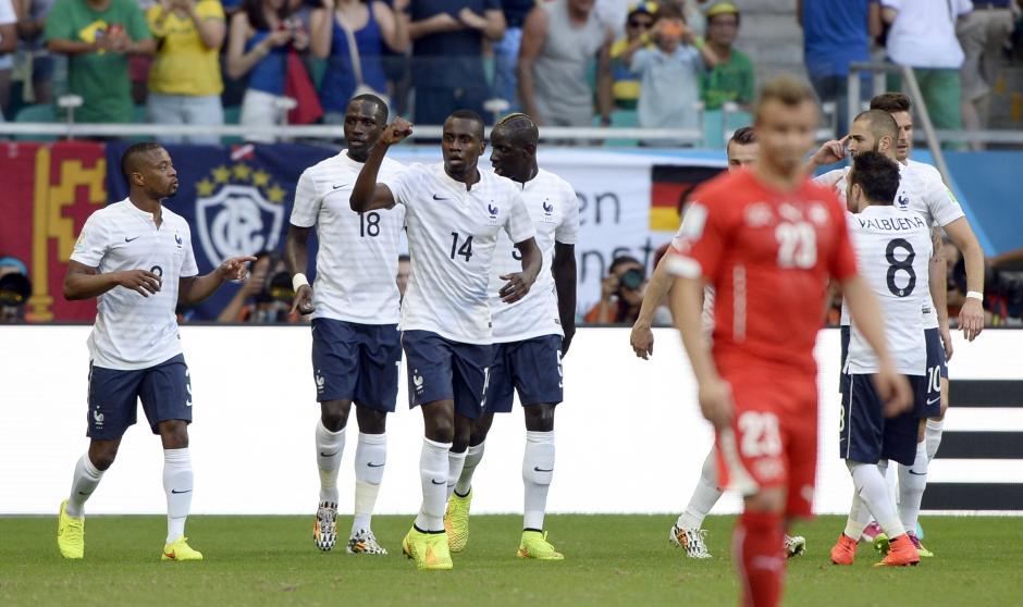 Los franceses celebraron la victoria sobre Suiza y ponen un pie en octavos. (Foto: AFP)