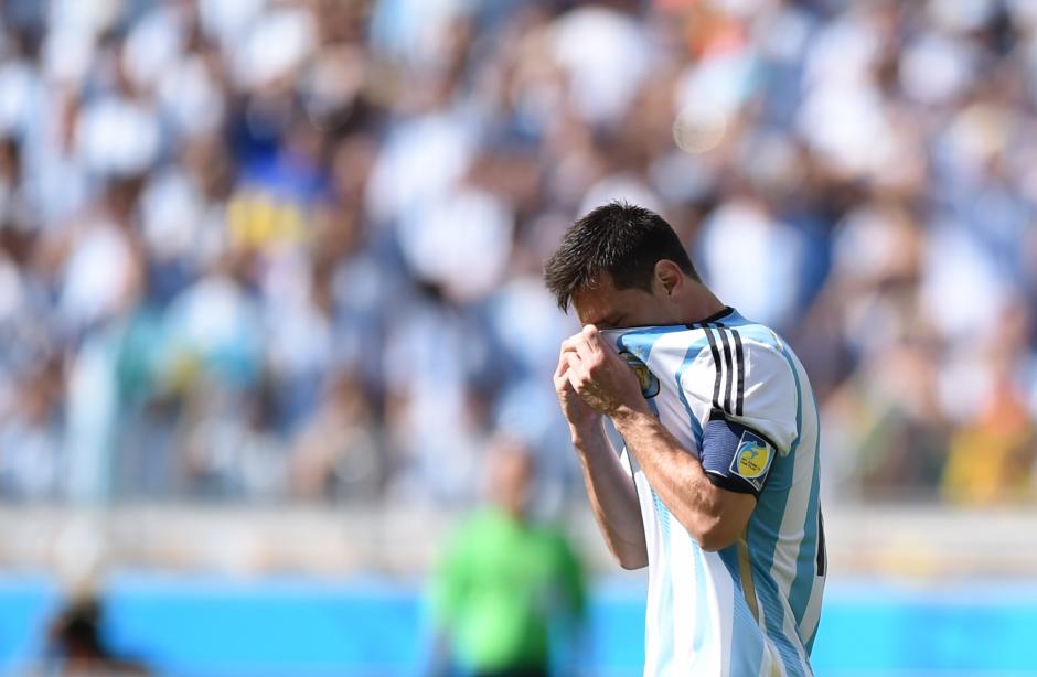 Durate el segundo tiempo ante Ir&aacute;n, fue captado Messi a punto de vomitar. (Foto: AFP)