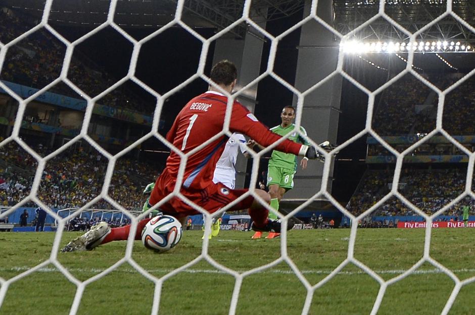 Entre las piernas le pas&oacute; al portero bosnio el remate de&nbsp;Odemwingie que termin&oacute; en gol de Nigeria. (Foto: AFP)