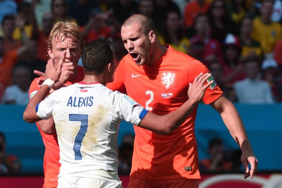 Los holandeses se enojaron con el chileno Alexis. (Foto: EFE)