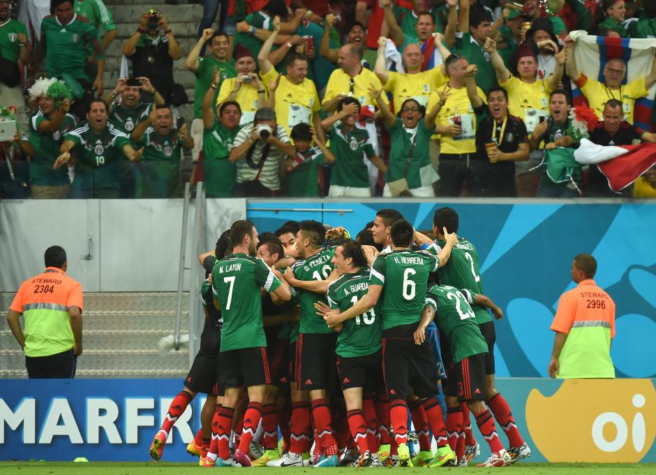 Los jugadores del Tri celebran. M&eacute;xico venci&oacute; a Croacia y asegur&oacute; su boleto a octavos. (Foto: AFP)