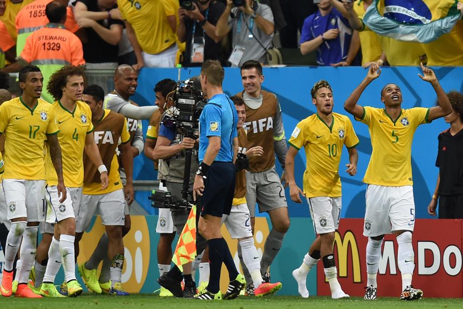 Fernandinho celebra el 4-1 definitivo que anot&oacute; ante Camer&uacute;n. (Foto: AFP)
