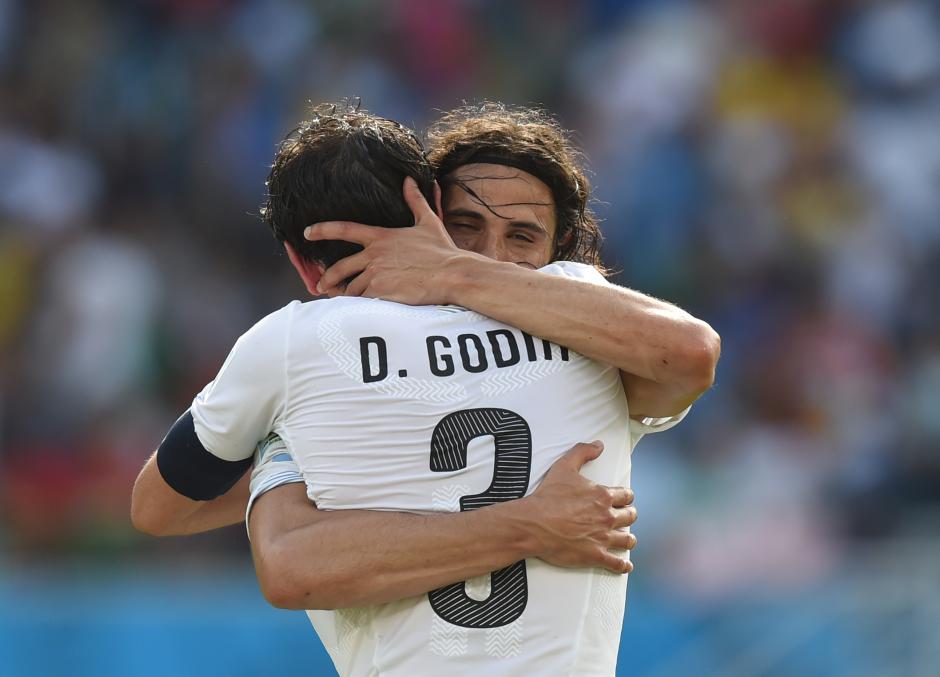 El abrazo al h&eacute;roe uruguayo. (Foto: AFP)&nbsp;