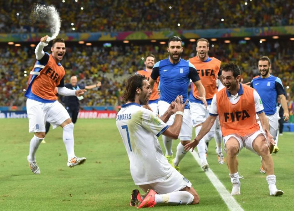 Samaras es felicitado por sus compa&ntilde;eros, tras marcar de penalti el gol del triunfo de los griegos. (Foto: EFE)