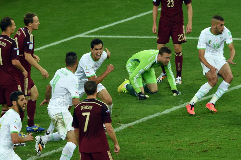 Los jugadores de Argelia empiezan a correr para celebrar el 1-1 anotado por Slimani ante Rusia. (Foto: AFP)