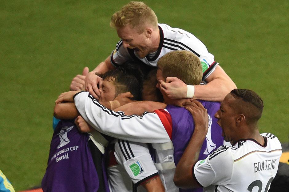 Los alemanes celebraron con euforia el 2-0 conseguido por Mesut &Ouml;zil en el segundo tiempo extra. (Foto: AFP)&nbsp;