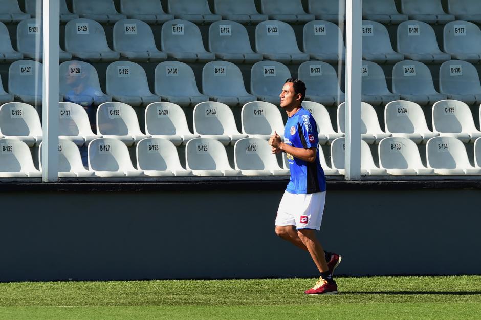 El portero costarricense Keylor Navas, trabaj&oacute; por aparte de sus compa&ntilde;eros en la &uacute;ltima pr&aacute;ctica de los ticos. (Foto: AFP)