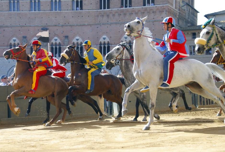 Jinetes toman parte en una prueba el d&iacute;a 01 Julio, 2014, un d&iacute;a antes de la carrera de caballos "Palio" en Siena. La carrera medieval Palio tiene lugar dos veces al a&ntilde;o en Siena con jinetes a caballo a pelo en torno a un campo de regatas improvisado establecido en la plaza central de la ciudad. (Foto: AFP / FABIO MUZZI)
