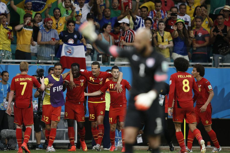 Los jugadores belgas celebran el 2-0 conseguido por Lukaku en el primer tiempo extra. (Foto: AFP)