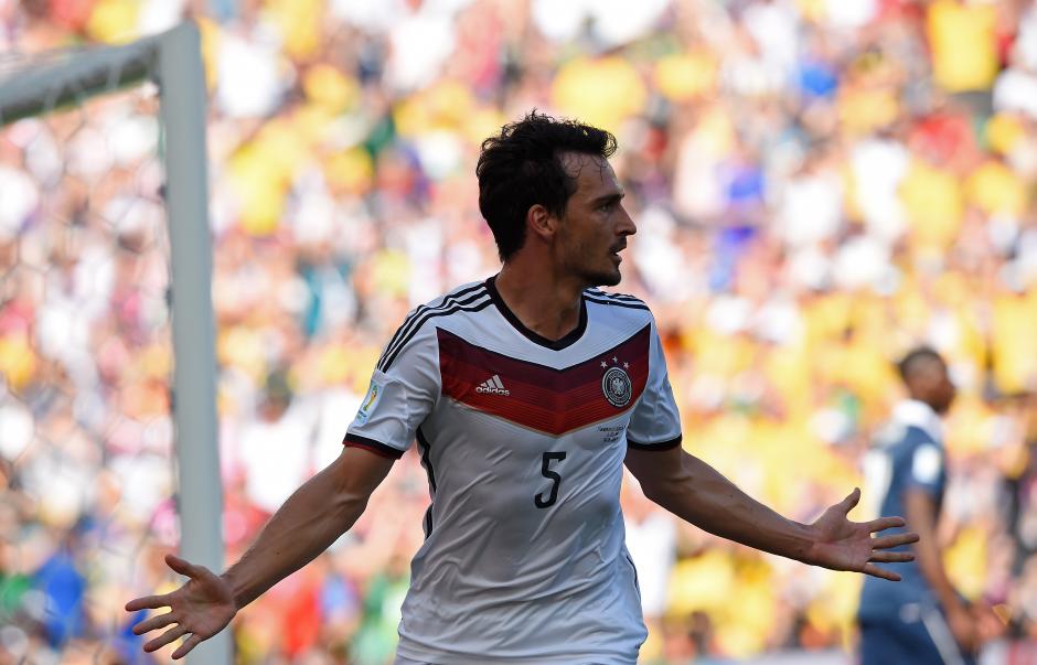 El defensor central Mats&nbsp;Hummels abri&oacute; la cuenta para los alemanes con un cabezazo. (Foto: AFP)