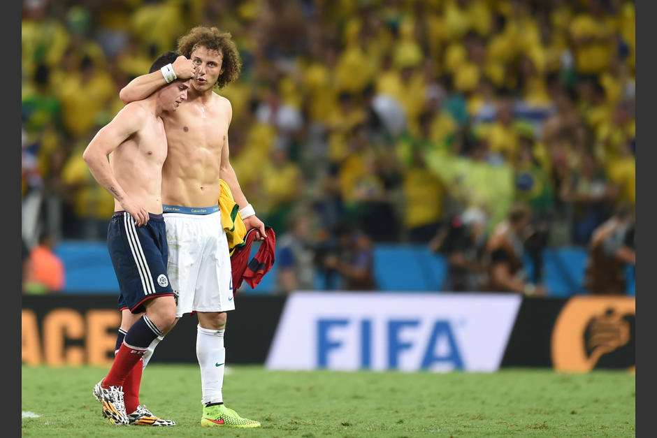 David Luiz consol&oacute; a James Rodr&iacute;guez tras la eliminaci&oacute;n de Colombia en manos de Brasil. (Foto: AFP)