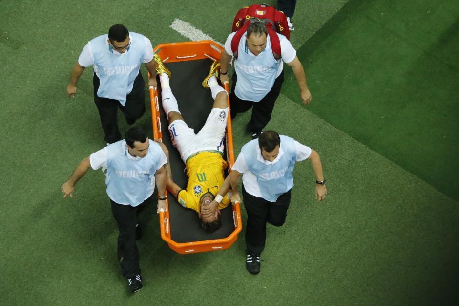 Neymar sali&oacute; en camilla y fue trasladado al hospital Sao Carlos de Fortaleza. (Foto: AFP)