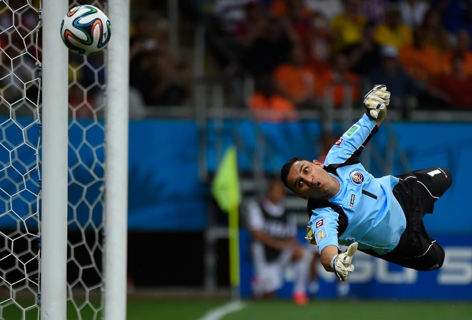 Keylor Navas fue otra vez determinante defendiendo la porter&iacute;a de Costa Rica. (Foto: AFP)