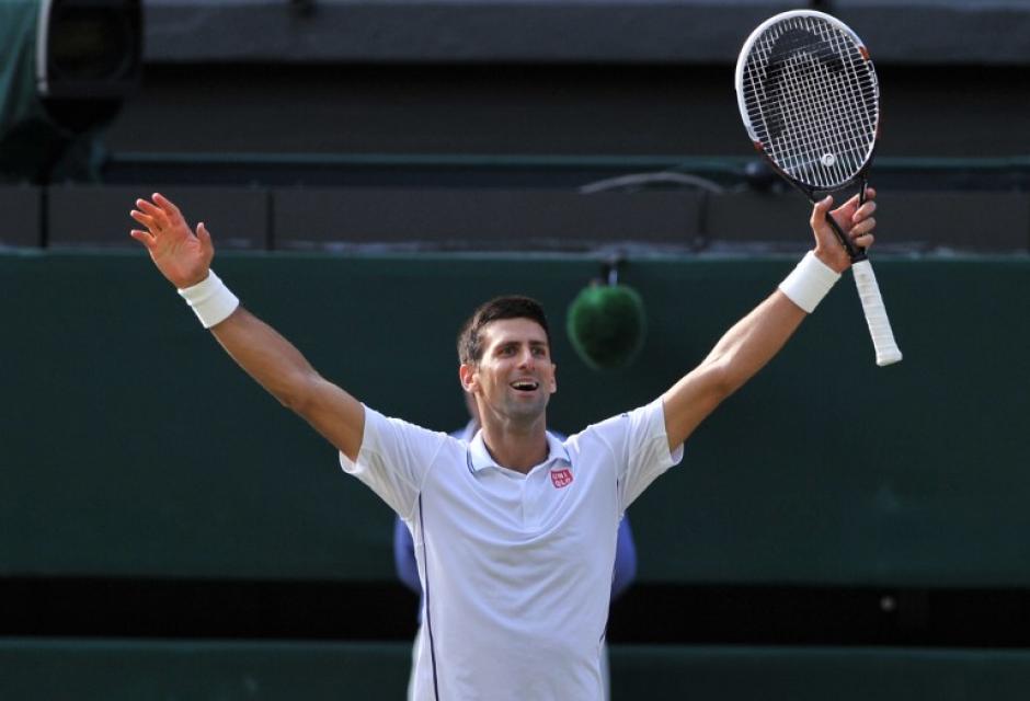 Novak Djokovic celebra la victoria tras un duelo espectacular con Roger Federer. (Foto: AFP)