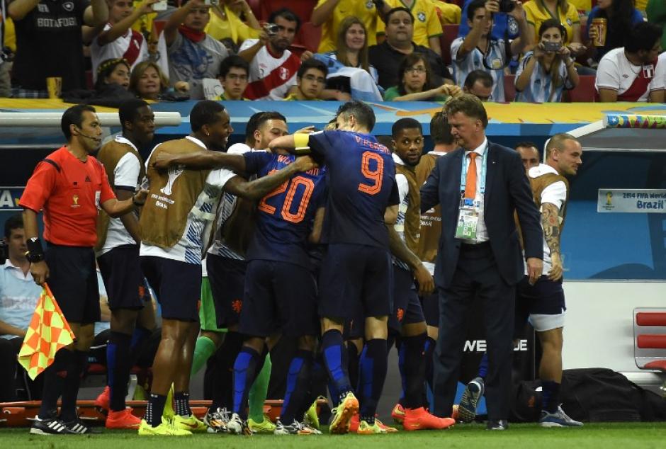 Los holandeses celebraron el tercer puesto tras derrotar 3-0 a Brasil en el estadio de Brasilia. (Foto: AFP)