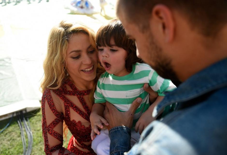 La cantante colombiana Shakira, junto a su pareja, el futbolista Gerard Piqu&eacute; y su peque&ntilde;o hijo, Milan. (Foto: AFP)