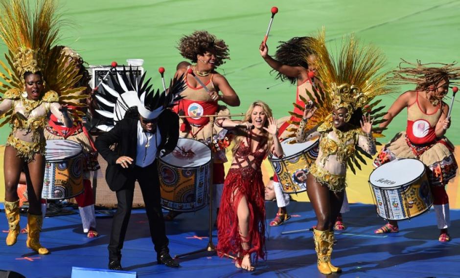 La presentaci&oacute;n de Shakira y Carlinhos Brown. (Foto: AFP)