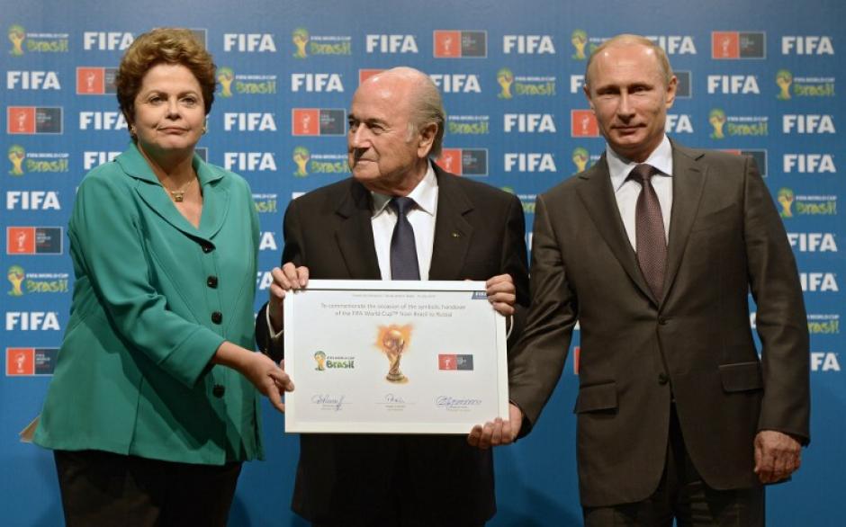 El pr&oacute;ximo Mundial se llevar&aacute; a cabo en Rusia. Dilma Rousseff y Joseph Blatter le entregan el certificado de la Copa del Mundo a Vladimir Putin. (Foto: AFP)