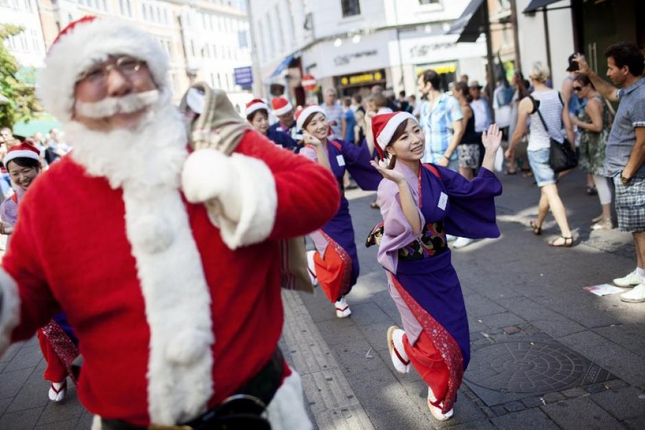 Santas bailan por las calles de Copenhague durante el desfile anual de Santas. (Foto: AFP/ David Leth Williams)