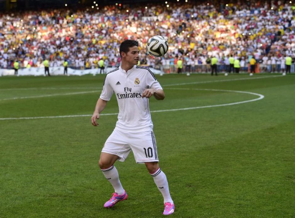 James domina el bal&oacute;n ante m&aacute;s de 46 mil espectadores que llegaron a su presentaci&oacute;n en el Bernab&eacute;u. (Foto: AFP)