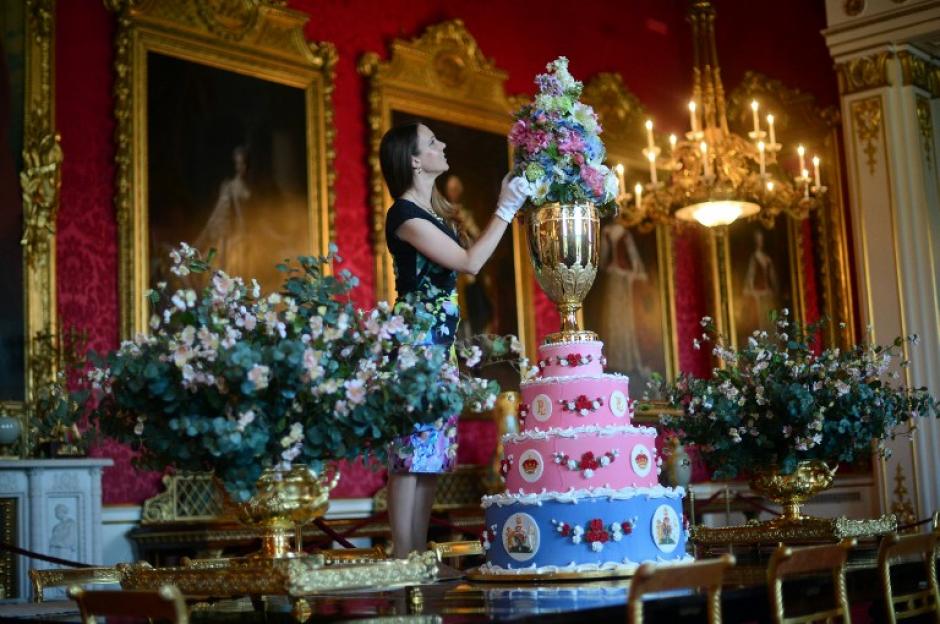Una r&eacute;plica de la torta elegida para celebrar el bautizo del pr&iacute;ncipe Leopoldo, en 1853, en el Palacio de Buckingham, Londres. (Foto: AFP)