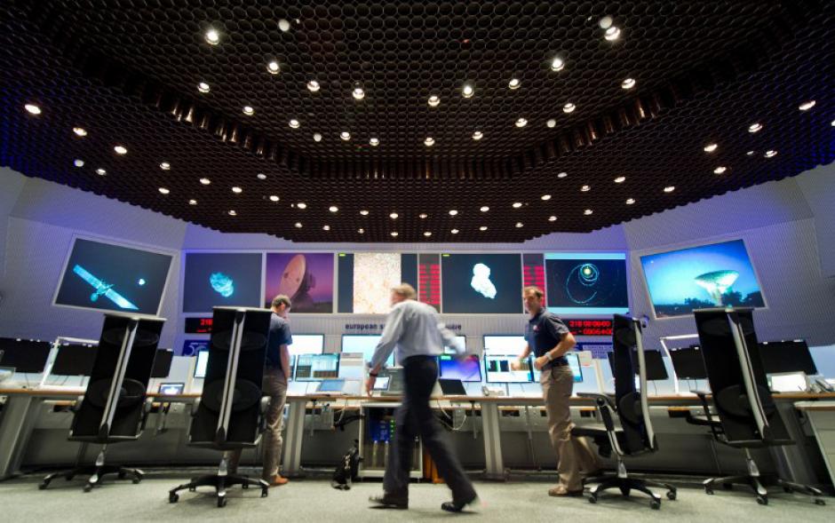Los cient&iacute;ficos siguen el vuelo de la sonda espacial Rosetta desde el centro de control de la Agencia Espacial Europea (ESA) en Darmstadt, Alemania occidental, este 6 de agosto de 2014. Despu&eacute;s de una b&uacute;squeda de una d&eacute;cada, que abarca seis mil millones kilometros, la sonda europea se encuentra cara a cara con el cometa 67P/Churyumov-Gerasimenko. El momento marca una fase clave del proyecto m&aacute;s ambicioso jam&aacute;s emprendido por la Agencia Espacial Europea. (Foto: AFP/BORIS ROESSLER)